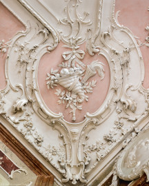 Bad Schönborn / Bad Mingolsheim - Schloss Kislau - Hauptbau - Von Innen - Badezimmer - Nordwestliche Ecke - Von unten - Blick von unten auf die nordwestliche Eckkartusche an der Decke; im Zentrum allegorische Andeutungen der Jahreszeit Winter und des Elements Feuer; Stuckkartusche erstellt vor 1770 von Joachim Günther (1720-1789) (aufgenommen im September 2022, am frühen Nachmittag) Bad Schönborn / Bad Mingolsheim - Schloss Kislau - Hauptbau - Von Innen - Badezimmer - Nordwestliche Ecke - Von unten - Blick von unten auf die nordwestliche Eckkartusche an der Decke; im Zentrum allegorische Andeutungen der Jahreszeit Winter und des Elements Feuer; Stuckkartusche erstellt vor 1770 von Joachim Günther (1720-1789) (aufgenommen im September 2022, am frühen Nachmittag)