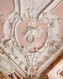 Bad Schönborn / Bad Mingolsheim - Schloss Kislau - Hauptbau - Von Innen - Badezimmer - Nordöstliche Ecke - Von unten - Blick von unten auf die nordöstliche Eckkartusche an der Decke; im Zentrum allegorische Andeutungen der Jahreszeit Frühling und des Elements Luft; Stuckkartusche erstellt vor 1770 von Joachim Günther (1720-1789) (aufgenommen im September 2022, am frühen Nachmittag) Bad Schönborn / Bad Mingolsheim - Schloss Kislau - Hauptbau - Von Innen - Badezimmer - Nordöstliche Ecke - Von unten - Blick von unten auf die nordöstliche Eckkartusche an der Decke; im Zentrum allegorische Andeutungen der Jahreszeit Frühling und des Elements Luft; Stuckkartusche erstellt vor 1770 von Joachim Günther (1720-1789) (aufgenommen im September 2022, am frühen Nachmittag)