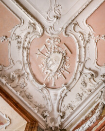 Bad Schönborn / Bad Mingolsheim - Schloss Kislau - Hauptbau - Von Innen - Badezimmer - Südöstliche Ecke - Von unten - Blick von unten auf die südöstliche Eckkartusche an der Decke; im Zentrum allegorische Andeutungen der Jahreszeit Herbst und des Elements Wasser; Stuckkartusche erstellt vor 1770 von Joachim Günther (1720-1789) (aufgenommen im September 2022, am frühen Nachmittag)