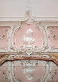 Bad Schönborn / Bad Mingolsheim - Schloss Kislau - Hauptbau - Von Innen - Badezimmer - Decke, Westseite, Mitte - Von unten - Blick von unten vor dem Spiegel auf eine Kartusche an der Decke mit dem Portrait einer jungen Frau; Stuckkartusche erstellt vor 1770 von Joachim Günther (1720-1789) (aufgenommen im September 2022, am frühen Nachmittag)