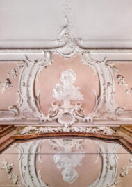 Bad Schönborn / Bad Mingolsheim - Schloss Kislau - Hauptbau - Von Innen - Badezimmer - Decke, Ostseite, Mitte - Von unten - Blick von unten vor dem Spiegel auf eine Kartusche an der Decke mit dem Portrait einer jungen Frau; Stuckkartusche erstellt vor 1770 von Joachim Günther (1720-1789) (aufgenommen im September 2022, am frühen Nachmittag)