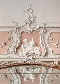 Bad Schönborn / Bad Mingolsheim - Schloss Kislau - Hauptbau - Von Innen - Badezimmer - Decke, Südseite, Mitte - Von unten - Blick von unten vor dem Spiegel auf eine Kartusche an der Decke mit zwei badenden Kindern; Stuckkartusche erstellt vor 1770 von Joachim Günther (1720-1789) (aufgenommen im September 2022, am frühen Nachmittag) Bad Schönborn / Bad Mingolsheim - Schloss Kislau - Hauptbau - Von Innen - Badezimmer - Decke, Südseite, Mitte - Von unten - Blick von unten vor dem Spiegel auf eine Kartusche an der Decke mit zwei badenden Kindern; Stuckkartusche erstellt vor 1770 von Joachim Günther (1720-1789) (aufgenommen im September 2022, am frühen Nachmittag)