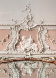 Bad Schönborn / Bad Mingolsheim - Schloss Kislau - Hauptbau - Von Innen - Badezimmer - Decke, Südseite, Mitte - Von unten - Blick von unten vor dem Spiegel auf eine Kartusche an der Decke mit zwei badenden Kindern; Stuckkartusche erstellt vor 1770 von Joachim Günther (1720-1789) (aufgenommen im September 2022, am frühen Nachmittag)