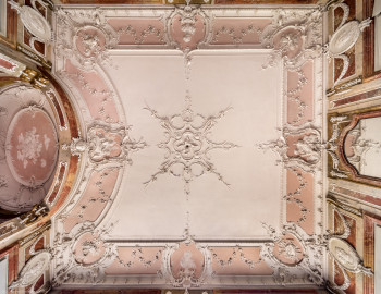 Bad Schönborn / Bad Mingolsheim - Schloss Kislau - Hauptbau - Von Innen - Badezimmer, Decke - Zentraler Blick nach oben auf die Decke des Badezimmers; unten ist Osten, links ist Norden; Stuckverzierungen erstellt vor 1770, Medaillons nach 1770 von Joachim Günther (1720-1789); Raum unter Franz Christoph von Hutten zum Stolzenberg zwischen 1761 und 1770 ausgebaut, später leicht verändert (aufgenommen im September 2022, am frühen Nachmittag) Bad Schönborn / Bad Mingolsheim - Schloss Kislau - Hauptbau - Von Innen - Badezimmer, Decke - Zentraler Blick nach oben auf die Decke des Badezimmers; unten ist Osten, links ist Norden; Stuckverzierungen erstellt vor 1770, Medaillons nach 1770 von Joachim Günther (1720-1789); Raum unter Franz Christoph von Hutten zum Stolzenberg zwischen 1761 und 1770 ausgebaut, später leicht verändert (aufgenommen im September 2022, am frühen Nachmittag)