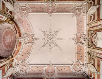 Bad Schönborn / Bad Mingolsheim - Schloss Kislau - Hauptbau - Von Innen - Badezimmer, Decke - Zentraler Blick nach oben auf die Decke des Badezimmers; unten ist Osten, links ist Norden; Stuckverzierungen erstellt vor 1770, Medaillons nach 1770 von Joachim Günther (1720-1789); Raum unter Franz Christoph von Hutten zum Stolzenberg zwischen 1761 und 1770 ausgebaut, später leicht verändert (aufgenommen im September 2022, am frühen Nachmittag)