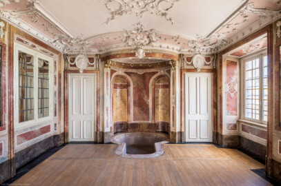 Bad Schönborn / Bad Mingolsheim - Schloss Kislau - Hauptbau - Von Innen - Badezimmer - Von Süden - Blick nach Norden in das Badezimmer und auf die Badenische; links die Tür zum Gang, rechts die Tür zum Klosett; Stuckverzierungen erstellt vor 1770, Medaillons nach 1770 von Joachim Günther (1720-1789); Raum unter Franz Christoph von Hutten zum Stolzenberg zwischen 1761 und 1770 ausgebaut, später leicht verändert (aufgenommen im September 2022, am Nachmittag)
