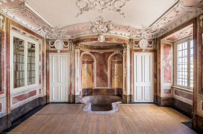 Bad Schönborn / Bad Mingolsheim - Schloss Kislau - Hauptbau - Von Innen - Badezimmer - Von Süden - Blick nach Norden in das Badezimmer und auf die Badenische; links die Tür zum Gang, rechts die Tür zum Klosett; Stuckverzierungen erstellt vor 1770, Medaillons nach 1770 von Joachim Günther (1720-1789); Raum unter Franz Christoph von Hutten zum Stolzenberg zwischen 1761 und 1770 ausgebaut, später leicht verändert (aufgenommen im September 2022, am Nachmittag) Bad Schönborn / Bad Mingolsheim - Schloss Kislau - Hauptbau - Von Innen - Badezimmer - Von Süden - Blick nach Norden in das Badezimmer und auf die Badenische; links die Tür zum Gang, rechts die Tür zum Klosett; Stuckverzierungen erstellt vor 1770, Medaillons nach 1770 von Joachim Günther (1720-1789); Raum unter Franz Christoph von Hutten zum Stolzenberg zwischen 1761 und 1770 ausgebaut, später leicht verändert (aufgenommen im September 2022, am Nachmittag)