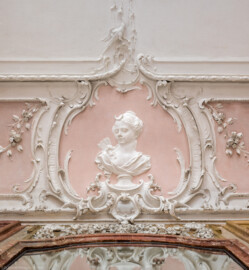 Bad Schönborn / Bad Mingolsheim - Schloss Kislau - Hauptbau - Von Innen - Badezimmer - Decke, Westseite, Mitte - Von unten - Blick von unten vor dem Spiegel auf eine Kartusche an der Decke mit dem Portrait einer jungen Frau; Stuckkartusche erstellt vor 1770 von Joachim Günther (1720-1789) (aufgenommen im September 2022, am frühen Nachmittag)