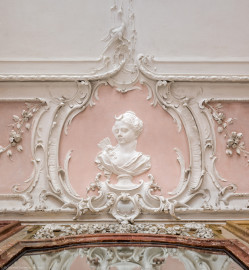 Bad Schönborn / Bad Mingolsheim - Schloss Kislau - Hauptbau - Von Innen - Badezimmer - Decke, Westseite, Mitte - Von unten - Blick von unten vor dem Spiegel auf eine Kartusche an der Decke mit dem Portrait einer jungen Frau; Stuckkartusche erstellt vor 1770 von Joachim Günther (1720-1789) (aufgenommen im September 2022, am frühen Nachmittag) Bad Schönborn / Bad Mingolsheim - Schloss Kislau - Hauptbau - Von Innen - Badezimmer - Decke, Westseite, Mitte - Von unten - Blick von unten vor dem Spiegel auf eine Kartusche an der Decke mit dem Portrait einer jungen Frau; Stuckkartusche erstellt vor 1770 von Joachim Günther (1720-1789) (aufgenommen im September 2022, am frühen Nachmittag)