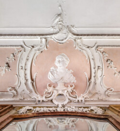 Bad Schönborn / Bad Mingolsheim - Schloss Kislau - Hauptbau - Von Innen - Badezimmer - Decke, Ostseite, Mitte - Von unten - Blick von unten vor dem Spiegel auf eine Kartusche an der Decke mit dem Portrait einer jungen Frau; Stuckkartusche erstellt vor 1770 von Joachim Günther (1720-1789) (aufgenommen im September 2022, am frühen Nachmittag)