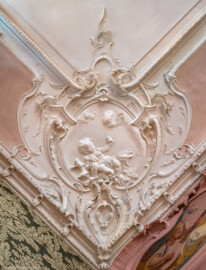 Bad Schönborn / Bad Mingolsheim - Schloss Kislau - Hauptbau - Von Innen - Schlafzimmer - Decke, Südwestecke - Blick nach oben auf die Stuckverzierung der südwestlichen Ecke der Decke des Schlafzimmers; im Zentrum ein spielendes Kind und allegorische Andeutungen der Jahreszeit Herbst und des Elements Erde; Stuckverzierungen erstellt vor 1770 von Joachim Günther (1720-1789) (aufgenommen im September 2022, am späten Vormittag)