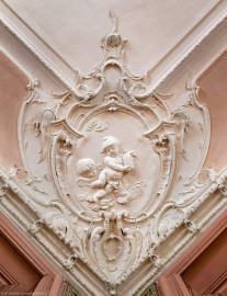 Bad Schönborn / Bad Mingolsheim - Schloss Kislau - Hauptbau - Von Innen - Schlafzimmer - Decke, Südosttecke - Blick nach oben auf die Stuckverzierung der südöstlichen Ecke der Decke des Schlafzimmers; im Zentrum ein spielendes Kind und allegorische Andeutungen der Jahreszeit Sommer und des Elements Luft; Stuckverzierungen erstellt vor 1770 von Joachim Günther (1720-1789) (aufgenommen im September 2022, am späten Vormittag) Bad Schönborn / Bad Mingolsheim - Schloss Kislau - Hauptbau - Von Innen - Schlafzimmer - Decke, Südosttecke - Blick nach oben auf die Stuckverzierung der südöstlichen Ecke der Decke des Schlafzimmers; im Zentrum ein spielendes Kind und allegorische Andeutungen der Jahreszeit Sommer und des Elements Luft; Stuckverzierungen erstellt vor 1770 von Joachim Günther (1720-1789) (aufgenommen im September 2022, am späten Vormittag)