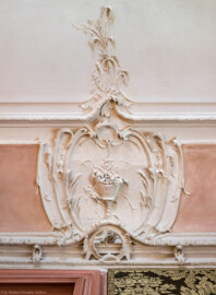Bad Schönborn / Bad Mingolsheim - Schloss Kislau - Hauptbau - Von Innen - Schlafzimmer - Decke, Südseite, Mitte - Blick nach oben auf die südliche mittlere Stuckverzierung (im Zentrum eine Fruchtschale) an der Decke des Schlafzimmers; Stuckverzierungen erstellt vor 1770 von Joachim Günther (1720-1789) (aufgenommen im September 2022, am späten Vormittag)