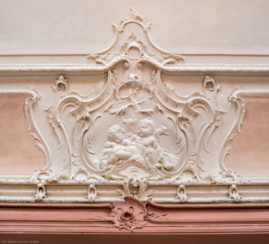 Bad Schönborn / Bad Mingolsheim - Schloss Kislau - Hauptbau - Von Innen - Schlafzimmer - Decke, Westseite, Mitte - Blick nach oben auf die westliche mittlere Stuckverzierung mit zwei schlafenden Kindern an der Decke des Schlafzimmers; Stuckverzierungen erstellt vor 1770 von Joachim Günther (1720-1789) (aufgenommen im September 2022, um die Mittagszeit) Bad Schönborn / Bad Mingolsheim - Schloss Kislau - Hauptbau - Von Innen - Schlafzimmer - Decke, Westseite, Mitte - Blick nach oben auf die westliche mittlere Stuckverzierung mit zwei schlafenden Kindern an der Decke des Schlafzimmers; Stuckverzierungen erstellt vor 1770 von Joachim Günther (1720-1789) (aufgenommen im September 2022, um die Mittagszeit)