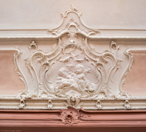 Bad Schönborn / Bad Mingolsheim - Schloss Kislau - Hauptbau - Von Innen - Schlafzimmer - Decke, Westseite, Mitte - Blick nach oben auf die westliche mittlere Stuckverzierung mit zwei schlafenden Kindern an der Decke des Schlafzimmers; Stuckverzierungen erstellt vor 1770 von Joachim Günther (1720-1789) (aufgenommen im September 2022, um die Mittagszeit) Bad Schönborn / Bad Mingolsheim - Schloss Kislau - Hauptbau - Von Innen - Schlafzimmer - Decke, Westseite, Mitte - Blick nach oben auf die westliche mittlere Stuckverzierung mit zwei schlafenden Kindern an der Decke des Schlafzimmers; Stuckverzierungen erstellt vor 1770 von Joachim Günther (1720-1789) (aufgenommen im September 2022, um die Mittagszeit)