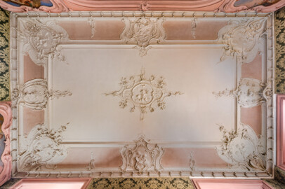 Bad Schönborn / Bad Mingolsheim - Schloss Kislau - Hauptbau - Von Innen - Schlafzimmer, Decke - Zentraler Blick nach oben auf die Decke des Schlafzimmers; unten ist Osten, rechts ist Süden; Stuckverzierungen erstellt vor 1770 von Joachim Günther (1720-1789); Raum unter Franz Christoph von Hutten zum Stolzenberg zwischen 1761 und 1770 ausgebaut (aufgenommen im September 2022, am frühen Nachmittag)