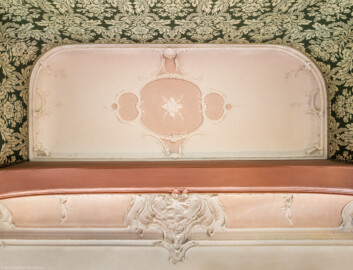 Bad Schönborn / Bad Mingolsheim - Schloss Kislau - Hauptbau - Von Innen - Schlafzimmer, Schlafnische, Decke - Zentraler Blick nach oben auf die Decke der Schlafnische (Alkoven) des Schlafzimmers; oben ist Westen (die Schlafnische), unten ist Osten (das eigentliche Zimmer); Stuckverzierungen erstellt vor 1770 von Joachim Günther (1720-1789) (aufgenommen im September 2022, am Nachmittag) Bad Schönborn / Bad Mingolsheim - Schloss Kislau - Hauptbau - Von Innen - Schlafzimmer, Schlafnische, Decke - Zentraler Blick nach oben auf die Decke der Schlafnische (Alkoven) des Schlafzimmers; oben ist Westen (die Schlafnische), unten ist Osten (das eigentliche Zimmer); Stuckverzierungen erstellt vor 1770 von Joachim Günther (1720-1789) (aufgenommen im September 2022, am Nachmittag)