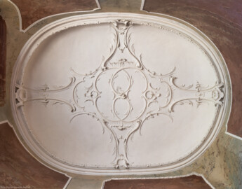 Bad Schönborn / Bad Mingolsheim - Schloss Kislau - Hauptbau - Von Innen - Badezimmer, Klosett - Zentraler Blick nach oben auf die Decke des Klosetts (Zugang: über die nordöstliche Tür des Badezimmers); links ist Osten / das Fenster, unten ist Süden / die Tür; Stuckverzierungen erstellt vor 1770 von Joachim Günther (1720-1789) (aufgenommen im September 2022, am frühen Nachmittag) Bad Schönborn / Bad Mingolsheim - Schloss Kislau - Hauptbau - Von Innen - Badezimmer, Klosett - Zentraler Blick nach oben auf die Decke des Klosetts (Zugang: über die nordöstliche Tür des Badezimmers); links ist Osten / das Fenster, unten ist Süden / die Tür; Stuckverzierungen erstellt vor 1770 von Joachim Günther (1720-1789) (aufgenommen im September 2022, am frühen Nachmittag)