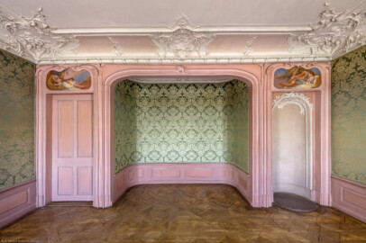 Bad Schönborn / Bad Mingolsheim - Schloss Kislau - Hauptbau - Von Innen - Schlafzimmer - Von Osten - Blick nach Westen in das Schlafzimmer, in der Mitte die Schlafnische, links die Tür zum Dienergang, rechts eine Ofennische; oben links und rechts Supraporten von Wolfram Köberl (1927-2020); Stuckverzierungen erstellt vor 1770 von Joachim Günther (1720-1789); Raum unter Franz Christoph von Hutten zum Stolzenberg zwischen 1761 und 1770 ausgebaut, später leicht verändert (aufgenommen im September 2022, am frühen Nachmittag)