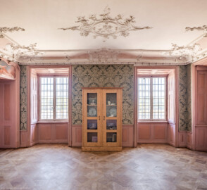 Bad Schönborn / Bad Mingolsheim - Schloss Kislau - Hauptbau - Von Innen - Schlafzimmer - Von Westen - Blick nach Osten in das Schlafzimmer, links die Tür zum Badezimmer; Stuckverzierungen erstellt vor 1770 von Joachim Günther (1720-1789); Raum unter Franz Christoph von Hutten zum Stolzenberg zwischen 1761 und 1770 ausgebaut, später leicht verändert (aufgenommen im September 2022, am Nachmittag)
