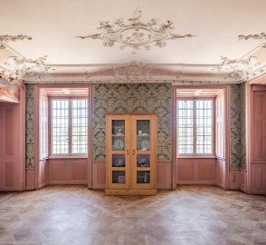 Bad Schönborn / Bad Mingolsheim - Schloss Kislau - Hauptbau - Von Innen - Schlafzimmer - Von Westen - Blick nach Osten in das Schlafzimmer, links die Tür zum Badezimmer; Stuckverzierungen erstellt vor 1770 von Joachim Günther (1720-1789); Raum unter Franz Christoph von Hutten zum Stolzenberg zwischen 1761 und 1770 ausgebaut, später leicht verändert (aufgenommen im September 2022, am Nachmittag) Bad Schönborn / Bad Mingolsheim - Schloss Kislau - Hauptbau - Von Innen - Schlafzimmer - Von Westen - Blick nach Osten in das Schlafzimmer, links die Tür zum Badezimmer; Stuckverzierungen erstellt vor 1770 von Joachim Günther (1720-1789); Raum unter Franz Christoph von Hutten zum Stolzenberg zwischen 1761 und 1770 ausgebaut, später leicht verändert (aufgenommen im September 2022, am Nachmittag)