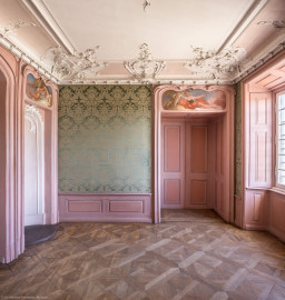 Bad Schönborn / Bad Mingolsheim - Schloss Kislau - Hauptbau - Von Innen - Schlafzimmer - Von Süden - Blick nach Norden in das Schlafzimmer, links eine Ofennische, rechts die Tür zum Badezimmer; oben links und rechts Supraporten von Wolfram Köberl (1927-2020); Stuckverzierungen erstellt vor 1770 von Joachim Günther (1720-1789); Raum unter Franz Christoph von Hutten zum Stolzenberg zwischen 1761 und 1770 ausgebaut, später leicht verändert (aufgenommen im September 2022, am Nachmittag) Bad Schönborn / Bad Mingolsheim - Schloss Kislau - Hauptbau - Von Innen - Schlafzimmer - Von Süden - Blick nach Norden in das Schlafzimmer, links eine Ofennische, rechts die Tür zum Badezimmer; oben links und rechts Supraporten von Wolfram Köberl (1927-2020); Stuckverzierungen erstellt vor 1770 von Joachim Günther (1720-1789); Raum unter Franz Christoph von Hutten zum Stolzenberg zwischen 1761 und 1770 ausgebaut, später leicht verändert (aufgenommen im September 2022, am Nachmittag)