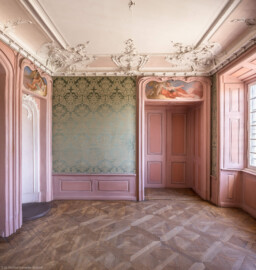 Bad Schönborn / Bad Mingolsheim - Schloss Kislau - Hauptbau - Von Innen - Schlafzimmer - Von Süden - Blick nach Norden in das Schlafzimmer, links eine Ofennische, rechts die Tür zum Badezimmer; oben links und rechts Supraporten von Wolfram Köberl (1927-2020); Stuckverzierungen erstellt vor 1770 von Joachim Günther (1720-1789); Raum unter Franz Christoph von Hutten zum Stolzenberg zwischen 1761 und 1770 ausgebaut, später leicht verändert (aufgenommen im September 2022, am Nachmittag)