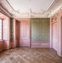 Bad Schönborn / Bad Mingolsheim - Schloss Kislau - Hauptbau - Von Innen - Schlafzimmer - Von Norden - Blick nach Süden in das Schlafzimmer mit einem Blick auf die faltbaren und versenkbaren Innenfensterläden, rechts die Tür zum Dienergang; oben rechts eine Supraporte von Wolfram Köberl (1927-2020); Stuckverzierungen erstellt vor 1770 von Joachim Günther (1720-1789); Raum unter Franz Christoph von Hutten zum Stolzenberg zwischen 1761 und 1770 ausgebaut, später leicht verändert (aufgenommen im September 2022, am Nachmittag)