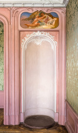 Bad Schönborn / Bad Mingolsheim - Schloss Kislau - Hauptbau - Von Innen - Schlafzimmer, Ofennische - Von Osten - Zentraler Blick nach Westen auf die Ofennische des Schlafzimmers; oberhalb eine "Supraporte" von Wolfram Köberl (1927-2020); Stuckverzierungen erstellt vor 1770 von Joachim Günther (1720-1789) (aufgenommen im September 2022, am Nachmittag) Bad Schönborn / Bad Mingolsheim - Schloss Kislau - Hauptbau - Von Innen - Schlafzimmer, Ofennische - Von Osten - Zentraler Blick nach Westen auf die Ofennische des Schlafzimmers; oberhalb eine "Supraporte" von Wolfram Köberl (1927-2020); Stuckverzierungen erstellt vor 1770 von Joachim Günther (1720-1789) (aufgenommen im September 2022, am Nachmittag)