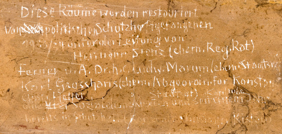 Bad Schönborn / Bad Mingolsheim - Schloss Kislau - Hauptbau - Von Innen - Badezimmer, Badenische, ovale Decke - Von Norden - Einritzung in den Stuckmarmor im Inneren der ovalen Umrandung, auf der Südseite, etwas östlich der Mitte; Text: "Diese Räume wurden restauriert / von politischen Schutzhaftgefangenen / 1933/34 unter der Leitung von / Hermann Stenz (ehem. Reg.Rat) / Ferner u. A. Dr. h.c. Ludw. Marum (ehem. Staatsr.) / Karl Grosshans (ehem. Abgeordn. für Konstanz) / Gust. Heller Stadtrat Karlsruhe / alle Sozialdemokraten und seit einem Jahr / bereits in Schutzhaft (Konzentrationslager Kislau)" (aufgenommen im Oktober 2022, am späten Vormittag) Bad Schönborn / Bad Mingolsheim - Schloss Kislau - Hauptbau - Von Innen - Badezimmer, Badenische, ovale Decke - Von Norden - Einritzung in den Stuckmarmor im Inneren der ovalen Umrandung, auf der Südseite, etwas östlich der Mitte; Text: "Diese Räume wurden restauriert / von politischen Schutzhaftgefangenen / 1933/34 unter der Leitung von / Hermann Stenz (ehem. Reg.Rat) / Ferner u. A. Dr. h.c. Ludw. Marum (ehem. Staatsr.) / Karl Grosshans (ehem. Abgeordn. für Konstanz) / Gust. Heller Stadtrat Karlsruhe / alle Sozialdemokraten und seit einem Jahr / bereits in Schutzhaft (Konzentrationslager Kislau)" (aufgenommen im Oktober 2022, am späten Vormittag)
