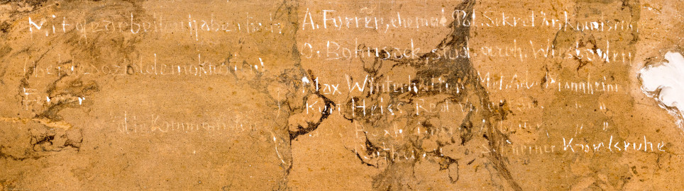 Bad Schönborn / Bad Mingolsheim - Schloss Kislau - Hauptbau - Von Innen - Badezimmer, Badenische, ovale Decke - Von Norden - Einritzung in den Stuckmarmor im Inneren der ovalen Umrandung, auf der Südseite, etwas westlich der Mitte; Text: "Mitgearbeit haben noch(?) / A. Furrer, ehemal Pol. Sekretär, Karlruhe / O. Bohnsack, stud. arch. Wiesbaden / (beide Sozialdemokraten) / Ferner / die Kommunisten / Max Winterhalter Met.(?). Arb.(?) Mannheim / Kurt Heiss Red.(?) Volontär Mannheim / xxx (?) Boxheimer Arbeiter Mannheim / Rothuxx(?) Schreiner Karlsruhe" (aufgenommen im Oktober 2022, am späten Vormittag) Bad Schönborn / Bad Mingolsheim - Schloss Kislau - Hauptbau - Von Innen - Badezimmer, Badenische, ovale Decke - Von Norden - Einritzung in den Stuckmarmor im Inneren der ovalen Umrandung, auf der Südseite, etwas westlich der Mitte; Text: "Mitgearbeit haben noch(?) / A. Furrer, ehemal Pol. Sekretär, Karlruhe / O. Bohnsack, stud. arch. Wiesbaden / (beide Sozialdemokraten) / Ferner / die Kommunisten / Max Winterhalter Met.(?). Arb.(?) Mannheim / Kurt Heiss Red.(?) Volontär Mannheim / xxx (?) Boxheimer Arbeiter Mannheim / Rothuxx(?) Schreiner Karlsruhe" (aufgenommen im Oktober 2022, am späten Vormittag)