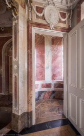 Bad Schönborn / Bad Mingolsheim - Schloss Kislau - Hauptbau - Von Innen - Badezimmer / Klosett - Von Südwest - Blick vom Badezimmer östlich des Badebeckens nach Nordost in das Klosett; am dunkelgrauen Rechteck am Boden befand sich der Abfluss eines der sehr frühen Wasserklosetts (aufgenommen im Oktober 2022, am frühen Nachmittag)