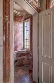 Bad Schönborn / Bad Mingolsheim - Schloss Kislau - Hauptbau - Von Innen - Badezimmer / Klosett - Von Südwest - Blick vom Badezimmer östlich des Badebeckens nach Nordost in das Klosett; am dunkelgrauen Rechteck am Boden befand sich der Abfluss eines der sehr frühen Wasserklosetts (aufgenommen im Oktober 2022, am frühen Nachmittag)