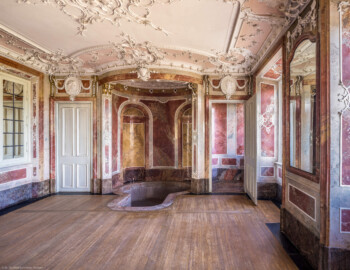 Bad Schönborn / Bad Mingolsheim - Schloss Kislau - Hauptbau - Von Innen - Badezimmer - Von Süden - Blick von der Tür zum Schlafzimmer in das Badezimme, auf die Badenische sowie rechts in das Klosett; links die Tür zum Gang, rechts die Tür zum Klosett; Stuckverzierungen erstellt vor 1770, Medaillons nach 1770 von Joachim Günther (1720-1789); Raum unter Franz Christoph von Hutten zum Stolzenberg zwischen 1761 und 1770 ausgebaut, später leicht verändert (aufgenommen im Oktober 2022, am Nachmittag)