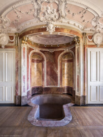 Bad Schönborn / Bad Mingolsheim - Schloss Kislau - Hauptbau - Von Innen - Badezimmer - Von Süden - Blick nach Norden auf die Badenische des Badezimmers; links die Tür zum Gang, rechts die Tür zum Klosett; Stuckverzierungen erstellt vor 1770, Medaillons nach 1770 von Joachim Günther (1720-1789); Raum unter Franz Christoph von Hutten zum Stolzenberg zwischen 1761 und 1770 ausgebaut, später leicht verändert (aufgenommen im Oktober 2022, am Nachmittag)