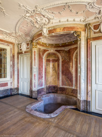 Bad Schönborn / Bad Mingolsheim - Schloss Kislau - Hauptbau - Von Innen - Badezimmer - Von Südost - Blick nach Nordwest in das Badezimmer und auf die Badenische; links die Tür zum Gang, rechts die Tür zum Klosett; Stuckverzierungen erstellt vor 1770, Medaillons nach 1770 von Joachim Günther (1720-1789); Raum unter Franz Christoph von Hutten zum Stolzenberg zwischen 1761 und 1770 ausgebaut, später leicht verändert (aufgenommen im Oktober 2022, am Nachmittag) Bad Schönborn / Bad Mingolsheim - Schloss Kislau - Hauptbau - Von Innen - Badezimmer - Von Südost - Blick nach Nordwest in das Badezimmer und auf die Badenische; links die Tür zum Gang, rechts die Tür zum Klosett; Stuckverzierungen erstellt vor 1770, Medaillons nach 1770 von Joachim Günther (1720-1789); Raum unter Franz Christoph von Hutten zum Stolzenberg zwischen 1761 und 1770 ausgebaut, später leicht verändert (aufgenommen im Oktober 2022, am Nachmittag)