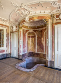 Bad Schönborn / Bad Mingolsheim - Schloss Kislau - Hauptbau - Von Innen - Badezimmer - Von Südost - Blick nach Nordwest in das Badezimmer und auf die Badenische; links die Tür zum Gang, rechts die Tür zum Klosett; Stuckverzierungen erstellt vor 1770, Medaillons nach 1770 von Joachim Günther (1720-1789); Raum unter Franz Christoph von Hutten zum Stolzenberg zwischen 1761 und 1770 ausgebaut, später leicht verändert (aufgenommen im Oktober 2022, am Nachmittag)