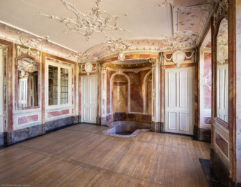 Bad Schönborn / Bad Mingolsheim - Schloss Kislau - Hauptbau - Von Innen - Badezimmer - Von Südost - Blick von der Tür zum Schlafzimmer in das Badezimmer und auf die Badenische; links die Tür zum Gang, rechts die Tür zum Klosett; Stuckverzierungen erstellt vor 1770, Medaillons nach 1770 von Joachim Günther (1720-1789); Raum unter Franz Christoph von Hutten zum Stolzenberg zwischen 1761 und 1770 ausgebaut, später leicht verändert (aufgenommen im Oktober 2022, am Nachmittag)