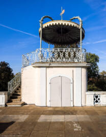 Bruchsal - Belvedere / Schießhaus - Von oben - Nördlicher Pavillon - Von Osten - Blick von der Terrasse nach Westen auf den nördlichen Pavillon; links die Treppe hoch zur Plattform, oben der Baldachin mit Wetterfahne, an der Treppe und auf dem Balkon schmiedeeiserne Gitter (Baldachin, Wetterfahne und Gitter nach zeitgenössischer Chinamode); in der Mitte die Tür zum Wendeltreppe-Abgang in den Raum unter der Terrasse (aufgenommen im Oktober 2022, am späten Vormittag) Bruchsal - Belvedere / Schießhaus - Von oben - Nördlicher Pavillon - Von Osten - Blick von der Terrasse nach Westen auf den nördlichen Pavillon; links die Treppe hoch zur Plattform, oben der Baldachin mit Wetterfahne, an der Treppe und auf dem Balkon schmiedeeiserne Gitter (Baldachin, Wetterfahne und Gitter nach zeitgenössischer Chinamode); in der Mitte die Tür zum Wendeltreppe-Abgang in den Raum unter der Terrasse (aufgenommen im Oktober 2022, am späten Vormittag)