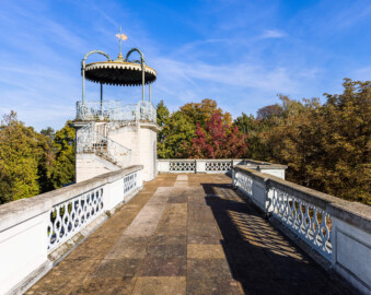 Bruchsal - Belvedere / Schießhaus - Von oben - Terrasse / Nördlicher Pavillon - Von Süden - Blick nach Norden auf die Terrasse , links der nördliche Pavillon (aufgenommen im Oktober 2022, am späten Vormittag) Bruchsal - Belvedere / Schießhaus - Von oben - Terrasse / Nördlicher Pavillon - Von Süden - Blick nach Norden auf die Terrasse , links der nördliche Pavillon (aufgenommen im Oktober 2022, am späten Vormittag)