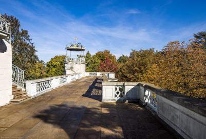 Bruchsal - Belvedere / Schießhaus - Von oben - Terrasse - Von Süden - Blick nach Norden auf die Terrasse , ganz links der südliche Pavillon, vorne links der nördliche Pavillon (aufgenommen im Oktober 2022, am späten Vormittag) Bruchsal - Belvedere / Schießhaus - Von oben - Terrasse - Von Süden - Blick nach Norden auf die Terrasse , ganz links der südliche Pavillon, vorne links der nördliche Pavillon (aufgenommen im Oktober 2022, am späten Vormittag)