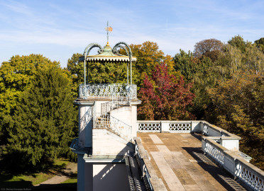 Bruchsal - Belvedere / Schießhaus - Von oben - Nördlicher Pavillon - Von Süden - Blick von der Plattform des südlichen Pavillon nach Norden auf den nördlichen Pavillon und auf die Terrasse (aufgenommen im Oktober 2022, am späten Vormittag) Bruchsal - Belvedere / Schießhaus - Von oben - Nördlicher Pavillon - Von Süden - Blick von der Plattform des südlichen Pavillon nach Norden auf den nördlichen Pavillon und auf die Terrasse (aufgenommen im Oktober 2022, am späten Vormittag)