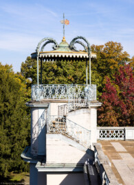 Bruchsal - Belvedere / Schießhaus - Von oben - Nördlicher Pavillon - Von Süden - Blick von der Plattform des südlichen Pavillon nach Norden auf den nördlichen Pavillon, auf die Treppe zur Plattform, die Plattform, den Baldachin mit der Wetterfahne sowie dem schmiedeeisernen Gitter (Baldachin, Wetterfahne und Gitter nach zeitgenössischer Chinamode) (aufgenommen im Oktober 2022, am späten Vormittag) Bruchsal - Belvedere / Schießhaus - Von oben - Nördlicher Pavillon - Von Süden - Blick von der Plattform des südlichen Pavillon nach Norden auf den nördlichen Pavillon, auf die Treppe zur Plattform, die Plattform, den Baldachin mit der Wetterfahne sowie dem schmiedeeisernen Gitter (Baldachin, Wetterfahne und Gitter nach zeitgenössischer Chinamode) (aufgenommen im Oktober 2022, am späten Vormittag)