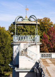 Bruchsal - Belvedere / Schießhaus - Von oben - Nördlicher Pavillon - Von Süden - Blick von der Plattform des südlichen Pavillon nach Norden auf den nördlichen Pavillon, auf die Treppe zur Plattform, die Plattform, den Baldachin mit der Wetterfahne sowie dem schmiedeeisernen Gitter (Baldachin, Wetterfahne und Gitter nach zeitgenössischer Chinamode) (aufgenommen im Oktober 2022, am späten Vormittag) Bruchsal - Belvedere / Schießhaus - Von oben - Nördlicher Pavillon - Von Süden - Blick von der Plattform des südlichen Pavillon nach Norden auf den nördlichen Pavillon, auf die Treppe zur Plattform, die Plattform, den Baldachin mit der Wetterfahne sowie dem schmiedeeisernen Gitter (Baldachin, Wetterfahne und Gitter nach zeitgenössischer Chinamode) (aufgenommen im Oktober 2022, am späten Vormittag)