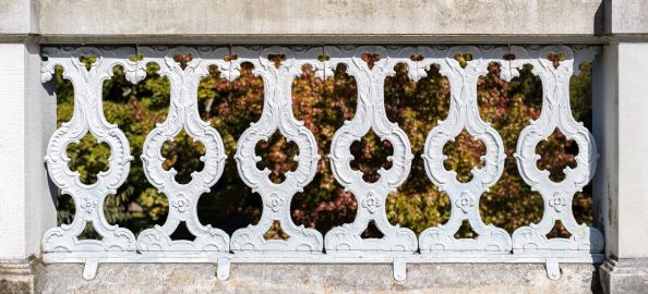 Bruchsal - Belvedere / Schießhaus - Von Innen - Terrasse, Nordseite - Von Süden - Blick auf einen Ausschnitt des Gitters der Nordseite der Terrasse (aufgenommen im Oktober 2022, um die Mittagszeit) Bruchsal - Belvedere / Schießhaus - Von Innen - Terrasse, Nordseite - Von Süden - Blick auf einen Ausschnitt des Gitters der Nordseite der Terrasse (aufgenommen im Oktober 2022, um die Mittagszeit)