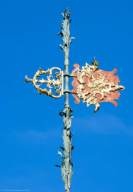 Bruchsal - Belvedere / Schießhaus - Von Innen - Nördlicher Pavillon - Von Südosten - Blick von der Terrasse nach oben auf die Wetterfahne (nach zeitgenössischer Chinamode) des Baldachins (aufgenommen im Oktober 2022, um die Mittagszeit) Bruchsal - Belvedere / Schießhaus - Von Innen - Nördlicher Pavillon - Von Südosten - Blick von der Terrasse nach oben auf die Wetterfahne (nach zeitgenössischer Chinamode) des Baldachins (aufgenommen im Oktober 2022, um die Mittagszeit)