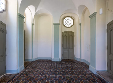 Bruchsal - Belvedere / Schießhaus - Von Innen - Nördlicher Fügel, Östlicher Raum - Von Norden - Blick nach Süden in den Raum; links die Tür zum ehemaligen Schießplatz, rechts der Mitte die Tür zum Mitteltrakt / der Halle, rechts die Tür zum Aufgang auf die Terrasse (aufgenommen im Oktober 2022, am frühen Nachmittag) Bruchsal - Belvedere / Schießhaus - Von Innen - Nördlicher Fügel, Östlicher Raum - Von Norden - Blick nach Süden in den Raum; links die Tür zum ehemaligen Schießplatz, rechts der Mitte die Tür zum Mitteltrakt / der Halle, rechts die Tür zum Aufgang auf die Terrasse (aufgenommen im Oktober 2022, am frühen Nachmittag)