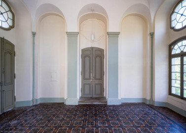 Bruchsal - Belvedere / Schießhaus - Von Innen - Nördlicher Fügel, Östlicher Raum - Von Osten - Blick nach Westen in den Raum; links die Tür zum Mitteltrakt / der Halle, in der Mitte die Tür zum Aufgang auf die Terrasse (aufgenommen im Oktober 2022, am Nachmittag) Bruchsal - Belvedere / Schießhaus - Von Innen - Nördlicher Fügel, Östlicher Raum - Von Osten - Blick nach Westen in den Raum; links die Tür zum Mitteltrakt / der Halle, in der Mitte die Tür zum Aufgang auf die Terrasse (aufgenommen im Oktober 2022, am Nachmittag)