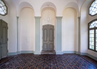 Bruchsal - Belvedere / Schießhaus - Von Innen - Nördlicher Fügel, Östlicher Raum - Von Osten - Blick nach Westen in den Raum; links die Tür zum Mitteltrakt / der Halle, in der Mitte die Tür zum Aufgang auf die Terrasse (aufgenommen im Oktober 2022, am Nachmittag) Bruchsal - Belvedere / Schießhaus - Von Innen - Nördlicher Fügel, Östlicher Raum - Von Osten - Blick nach Westen in den Raum; links die Tür zum Mitteltrakt / der Halle, in der Mitte die Tür zum Aufgang auf die Terrasse (aufgenommen im Oktober 2022, am Nachmittag)