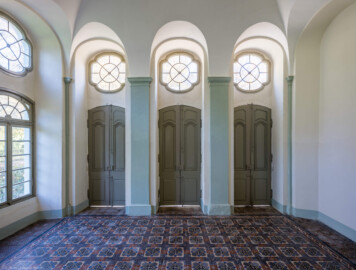 Bruchsal - Belvedere / Schießhaus - Von Innen - Nördlicher Fügel, Östlicher Raum - Von Westen - Blick nach Osten in den Raum; in der Mitte die Türen zum ehemaligen Schießplatz (aufgenommen im Oktober 2022, am Nachmittag) Bruchsal - Belvedere / Schießhaus - Von Innen - Nördlicher Fügel, Östlicher Raum - Von Westen - Blick nach Osten in den Raum; in der Mitte die Türen zum ehemaligen Schießplatz (aufgenommen im Oktober 2022, am Nachmittag)